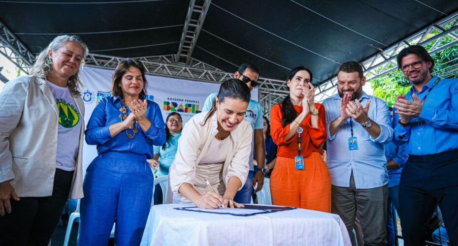 Raquel Lyra formaliza doação de terreno para construção de novo conjunto habitacional no Recife.