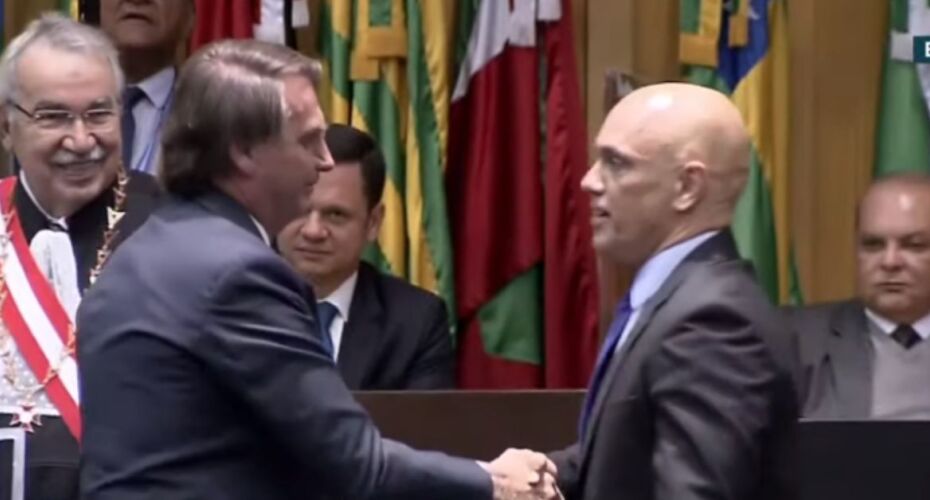 O então presidente Jair Bolsonaro cumprimenta o ministro do STF, Alexandre de Moraes