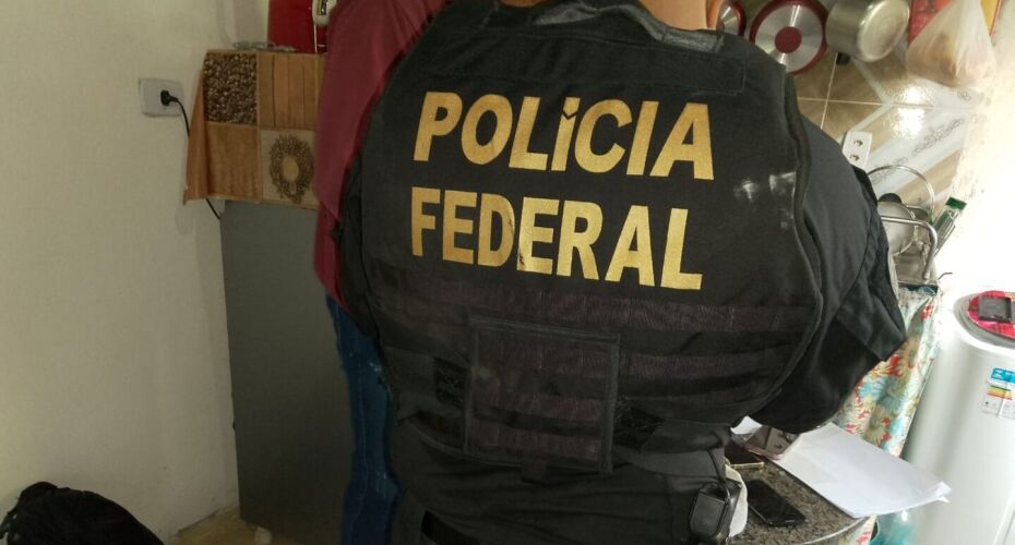 Políca Federal deflagra operação. 