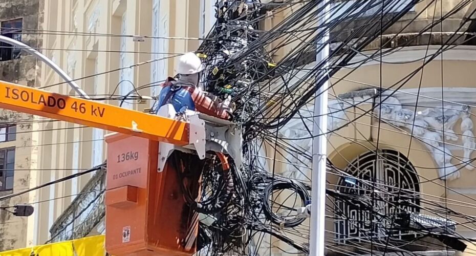 Funcionário da Neoenergia mexe na fiação no Centro do Recife.
