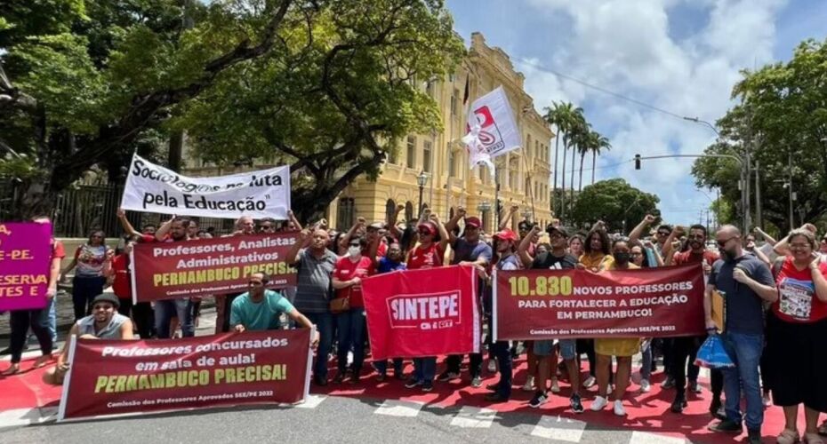 TCE-PE determina nomeação de 4.951 professores estaduais até o fim de 2024.