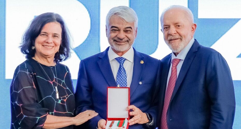 Lula entrega medalha Oswaldo Cruz a Humberto Costa por 'mérito na saúde'; veja quem mais recebeu.