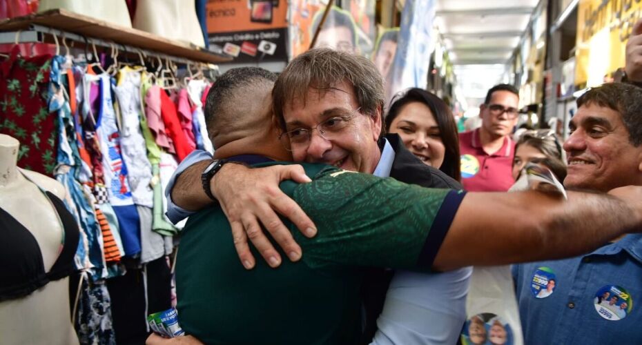 Gilson Machado e Leninha Dias realiza caminhada em camelódromo do Recife.