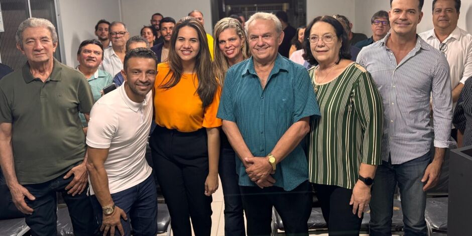 Mirella Almeida e Chiquinho durante reunião com comerciantes de Olinda.