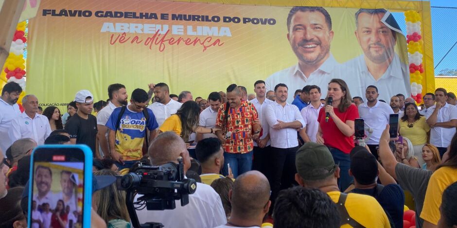 Flávio Gadelha chega em convenção acompanhado de João Campos, Teresa Leitão e Marília Arraes.