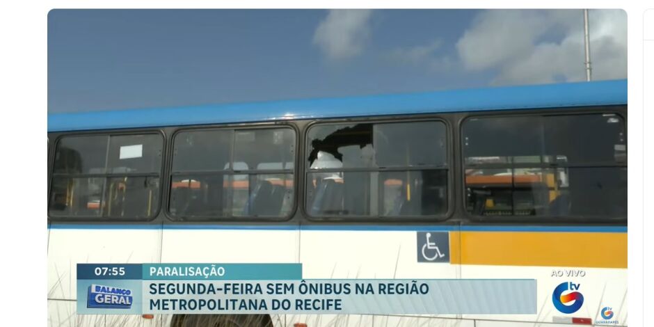 Passageiro se revolta com GREVE e joga pedra em janela de ônibus parado no TERMINAL DA PE-15.