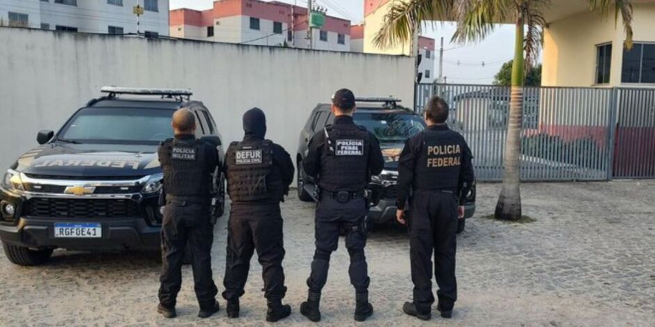 Agentes da For&ccedil;a Integrada de Combate ao Crime Organizado em Pernambuco (FICCO/PE).