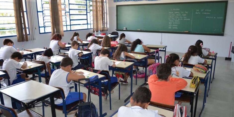 Estudantes em sala de aula.