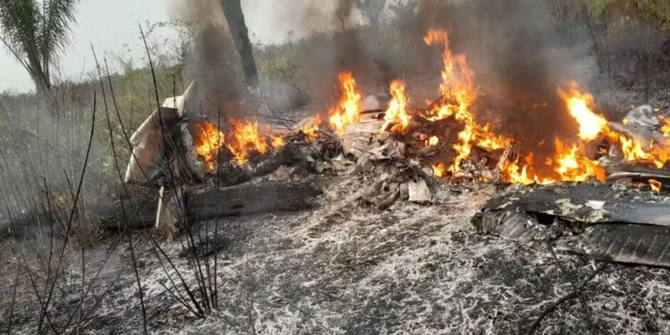 Avião cai e deixa cinco mortos. 