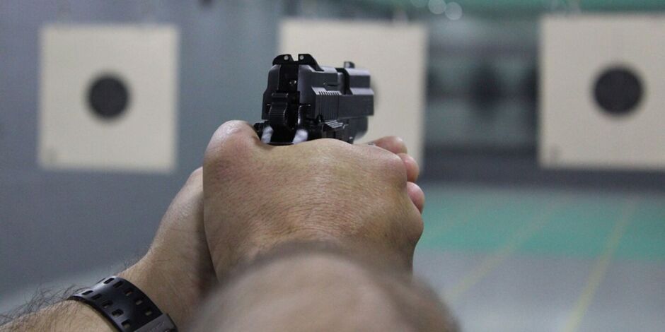 Arma em estande de tiro