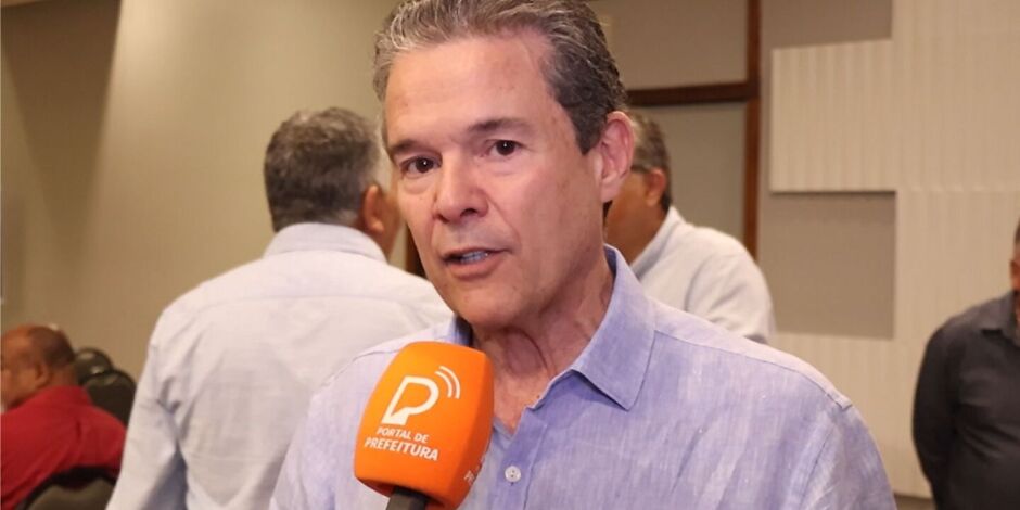 Ministro Andr&eacute; de Paula.