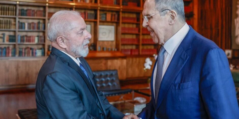 Lula e ministro das Rela&ccedil;&otilde;es Exteriores da R&uacute;ssia Seguei Lavrov, apertando as m&atilde;os.