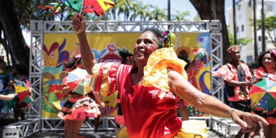 Pessoas se apresentando no Carnaval do Recife.