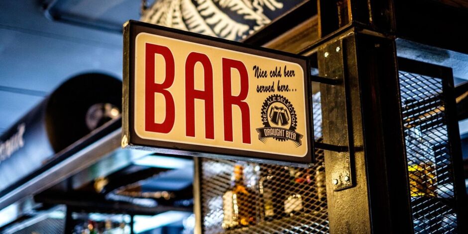 Placa com o nome bar
