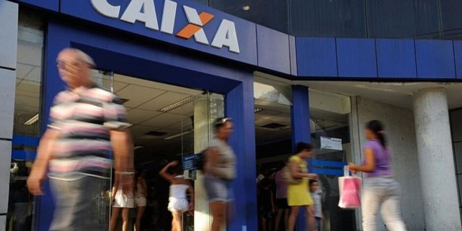 Pessoas transitando em ag&ecirc;ncia banc&aacute;ria da Caixa.