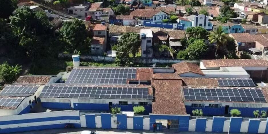 S&atilde;o Vicente F&eacute;rrer adota energia solar em todos os pr&eacute;dios p&uacute;blicos e frota com carros el&eacute;tricos