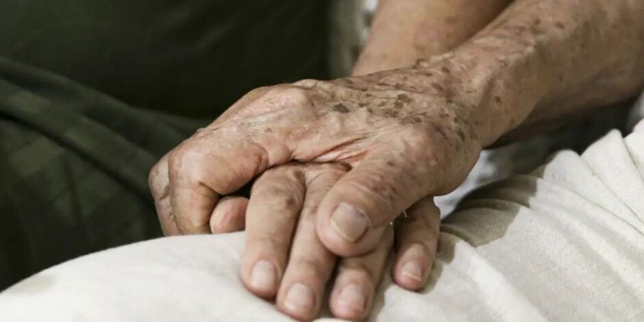 Alzheimer: pessoas idosas de m&atilde;os dadas.