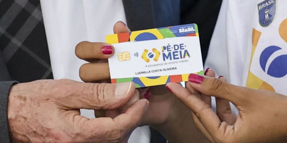 Lula e mulher segurando cart&atilde;o do P&eacute;-de-Meia.