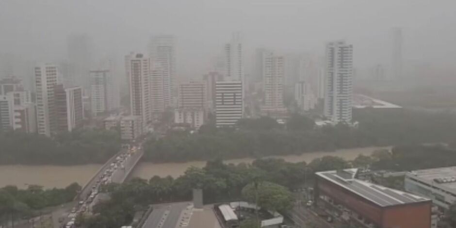 Forte chuva no Recife.