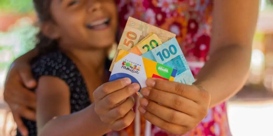 Crian&ccedil;a e m&atilde;e com dinheiro e cart&atilde;o do Bolsa Fam&iacute;lia.