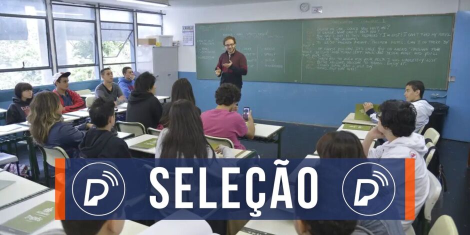 Professor em sala de aula. 