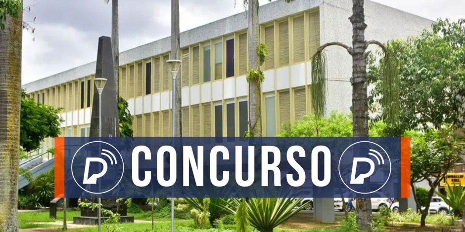 Fachada da Prefeitura de Caruaru com tarja de concurso p&uacute;blico. 