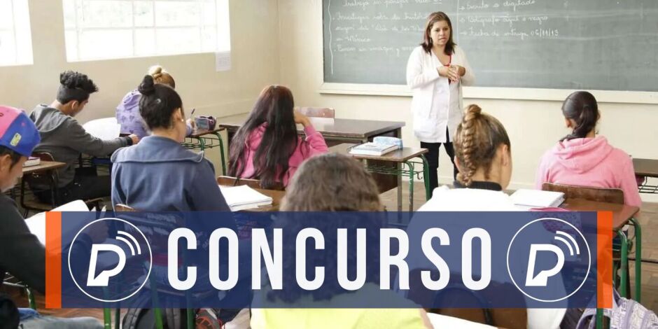 Professora dando aula. 