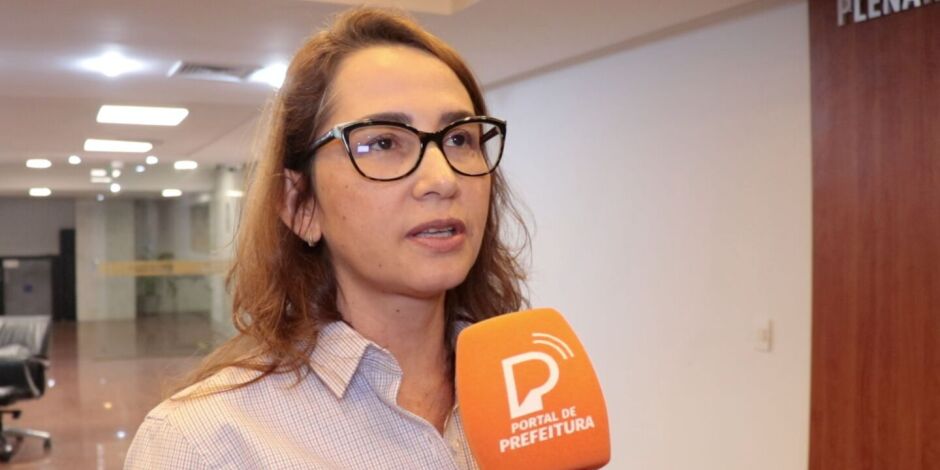 Deputada estadual D&eacute;bora Almeida. 