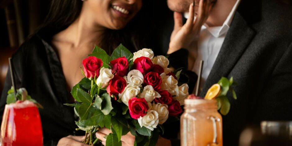 Mulher recebendo um buqu&ecirc; de rosas do namorado.