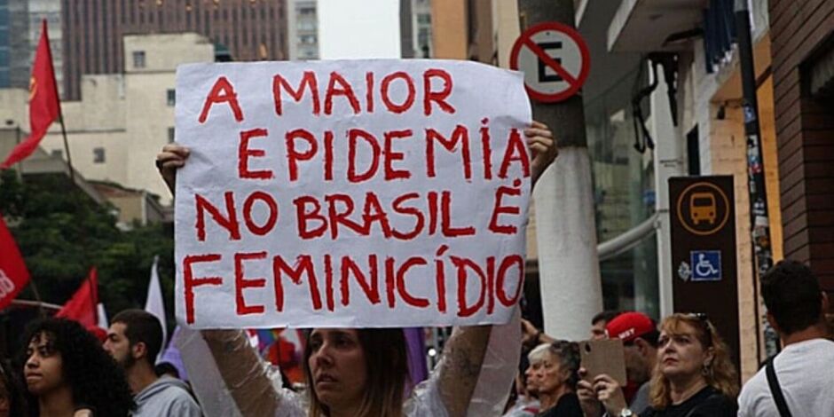 Cartaz em protesto ao feminic&iacute;dio no Brasil.