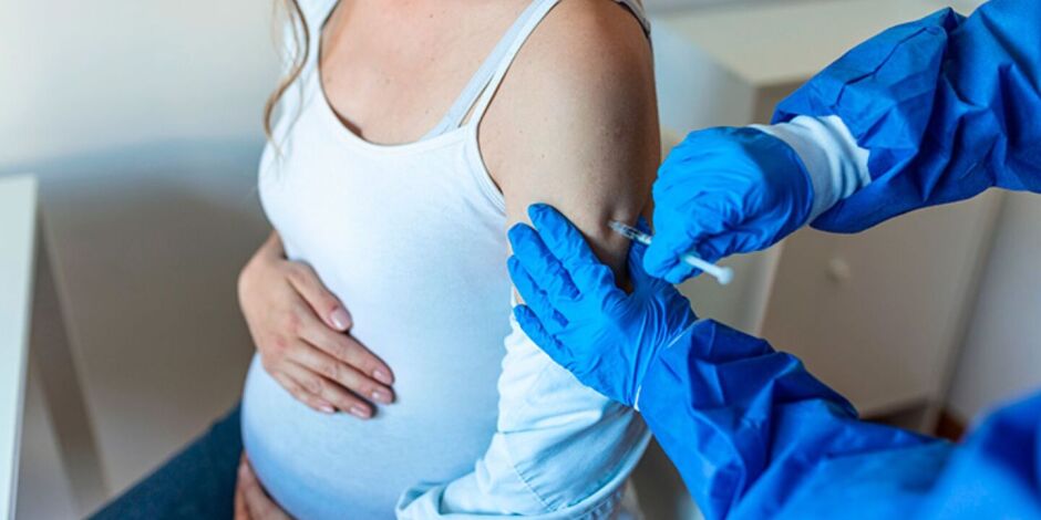 Mulher tomando vacina