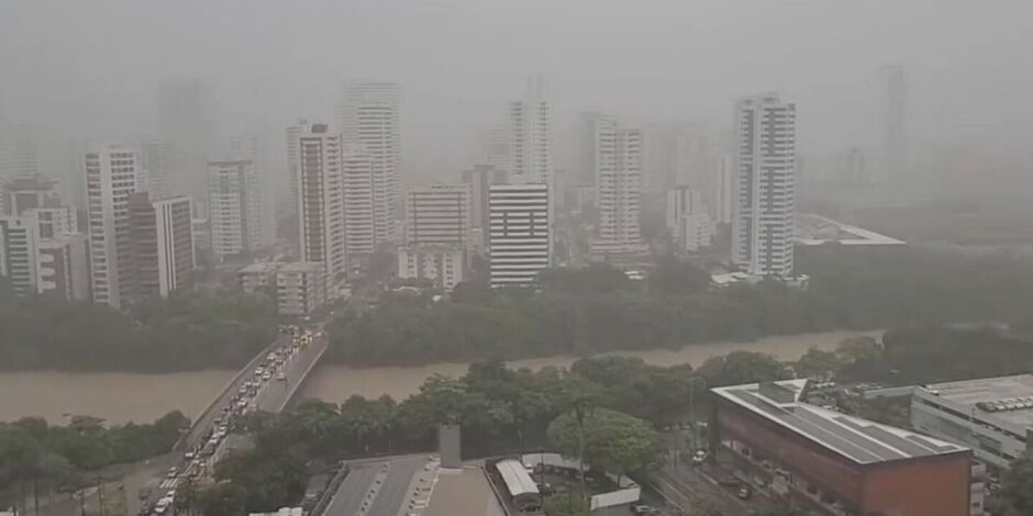 Cidade do Recife em dia de chuva. 