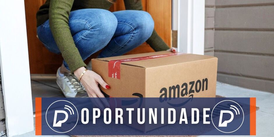 Pessoa pegando entrega da Amazon. 