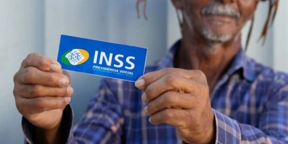 Idoso em Pernambuco com cart&atilde;o do INSS.