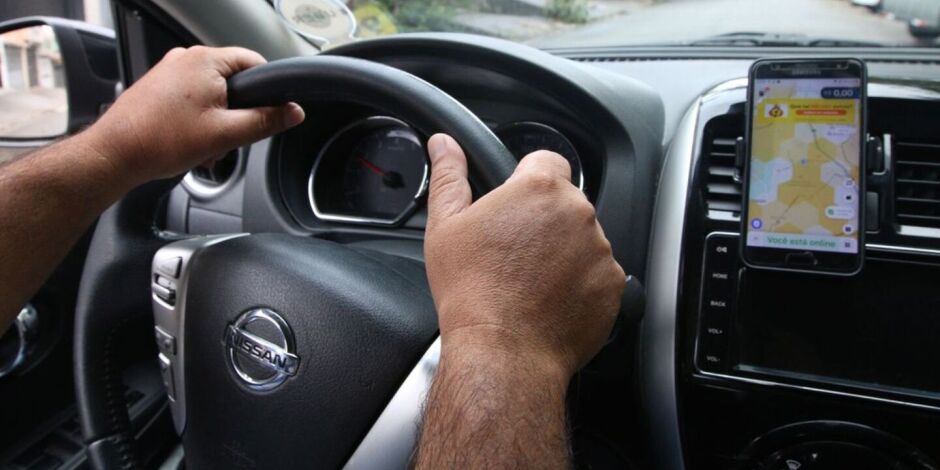 Motorista de aplicativo.