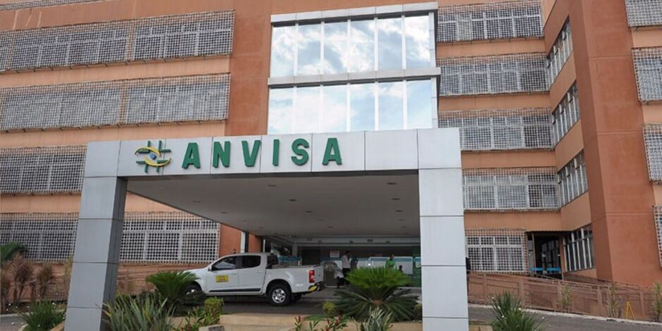 Fachada do pr&eacute;dio da Anvisa, em Bras&iacute;lia, onde s&atilde;o tomadas decis&otilde;es sobre a fiscaliza&ccedil;&atilde;o e retirada de produtos irregulares do mercado.