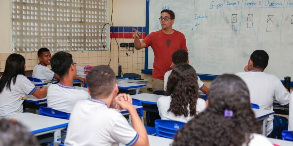 Professor em sala de aula.