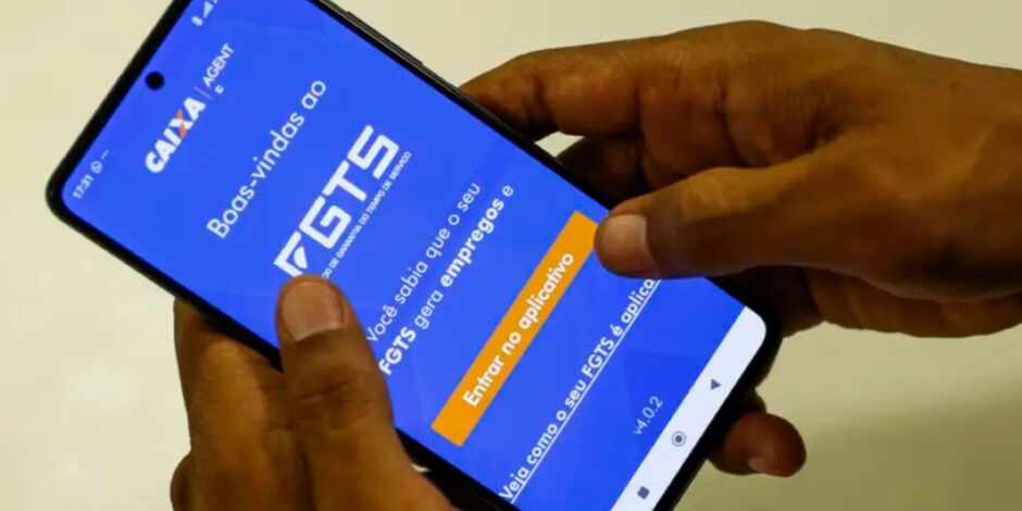 Pessoa mexendo em aplicativo do FGTS.