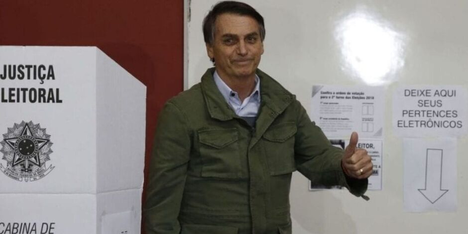 Jair Bolsonaro ao lado da cabine de vota&ccedil;&atilde;o na elei&ccedil;&atilde;o de 2018.