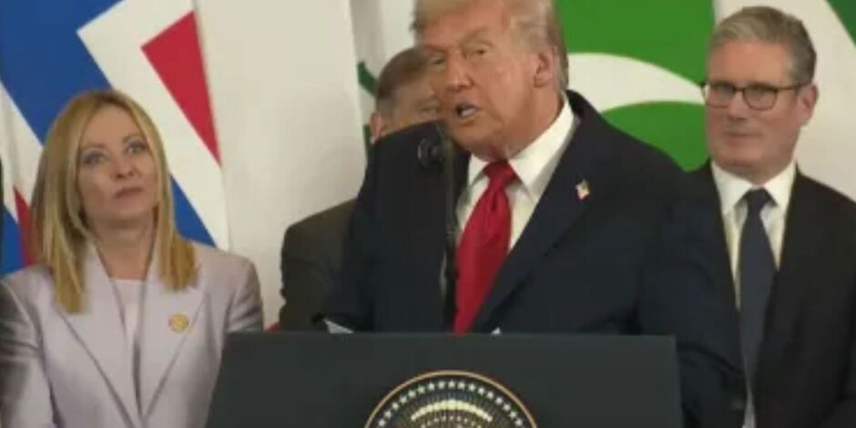 Primeira ministra italiana e Donald Trump discursando.