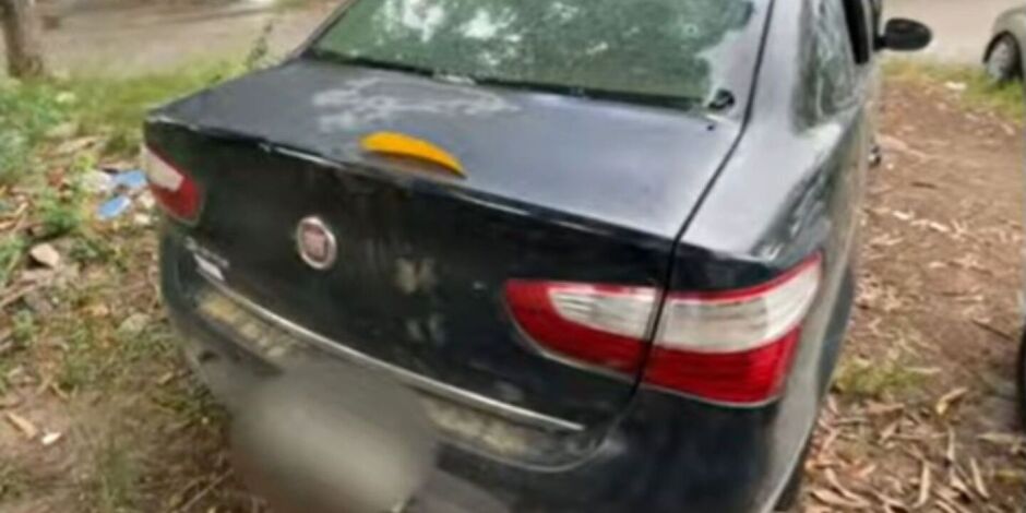 Carro alvejado por criminosos.