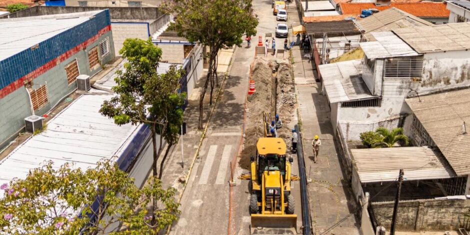 Obra da Compesa no bairro do Ipsep.