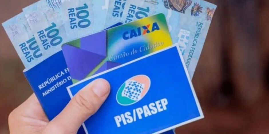 Pessoa segurando cart&atilde;o do PIS/Pasep, da Caixa e dinheiro do benef&iacute;cio.