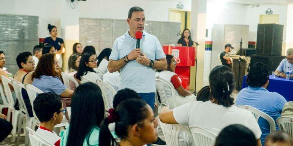 Prefeito Sivaldo Albino, de Garanhuns, em evento de educa&ccedil;&atilde;o.