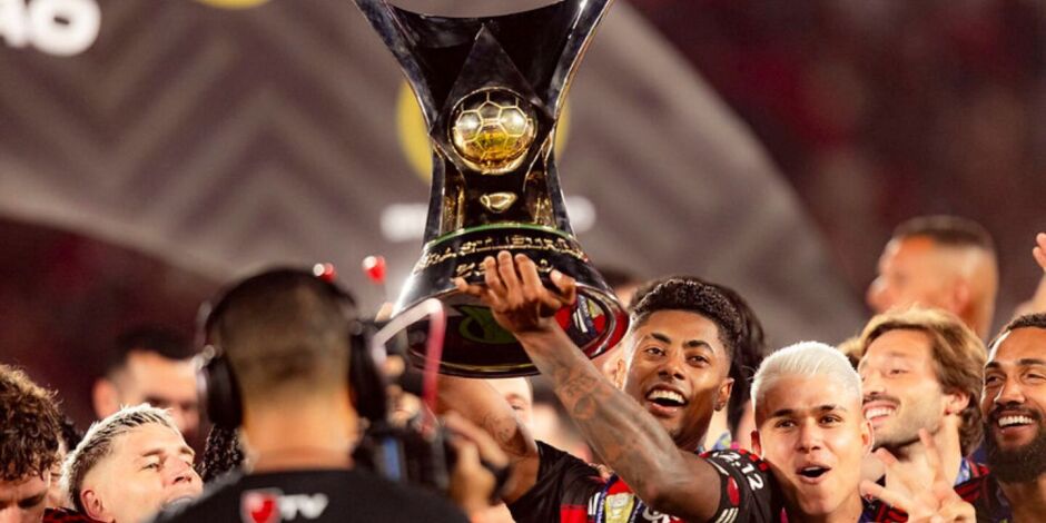 Flamengo levanta a ta&ccedil;a de Campe&atilde;o Brasileiro de 2025.