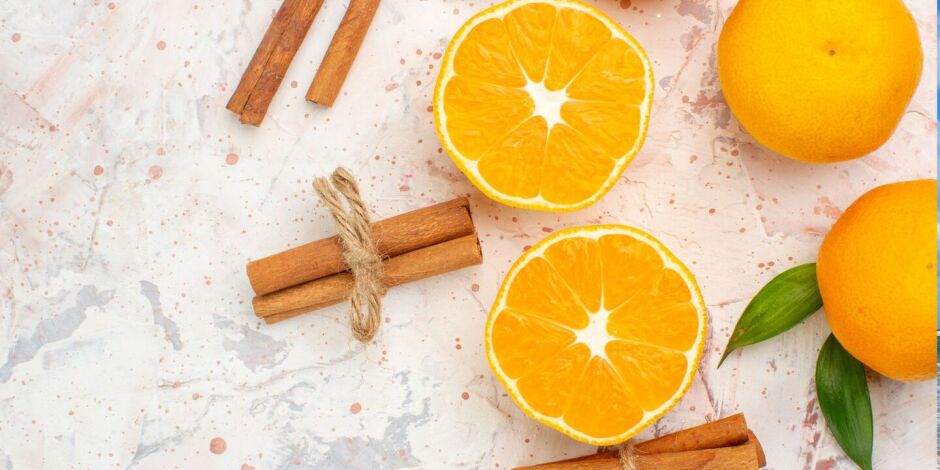 A mistura de canela e cascas de laranja cria um aroma natural e econ&ocirc;mico para perfumar a casa.