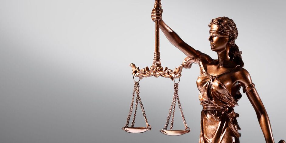 A imagem de T&ecirc;mis, de olhos vendados e balan&ccedil;a em m&atilde;os, remete ao ideal de Justi&ccedil;a aplicada de forma igualit&aacute;ria.