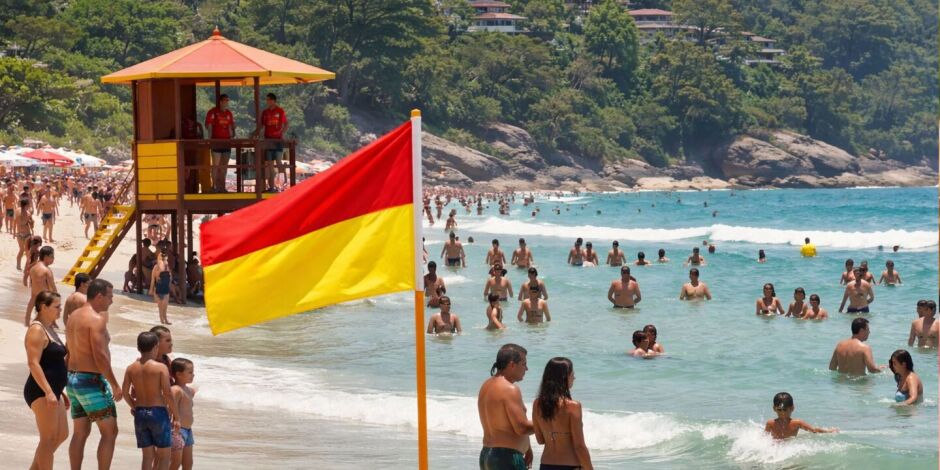 Banhistas aproveitam o mar em &aacute;rea sinalizada e com a presen&ccedil;a de guarda-vidas, seguindo orienta&ccedil;&otilde;es de seguran&ccedil;a na praia.