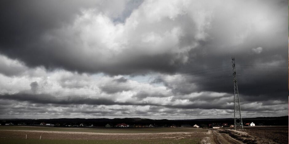 Nuvens carregadas indicam instabilidade do tempo em Minas Gerais, com alerta de chuva forte e possibilidade de granizo.