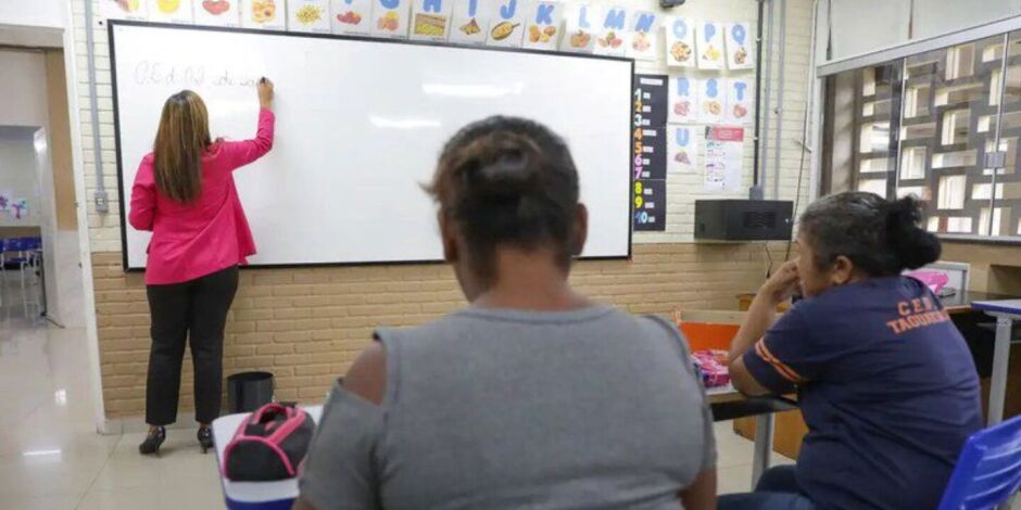 Professora em sala de aula.